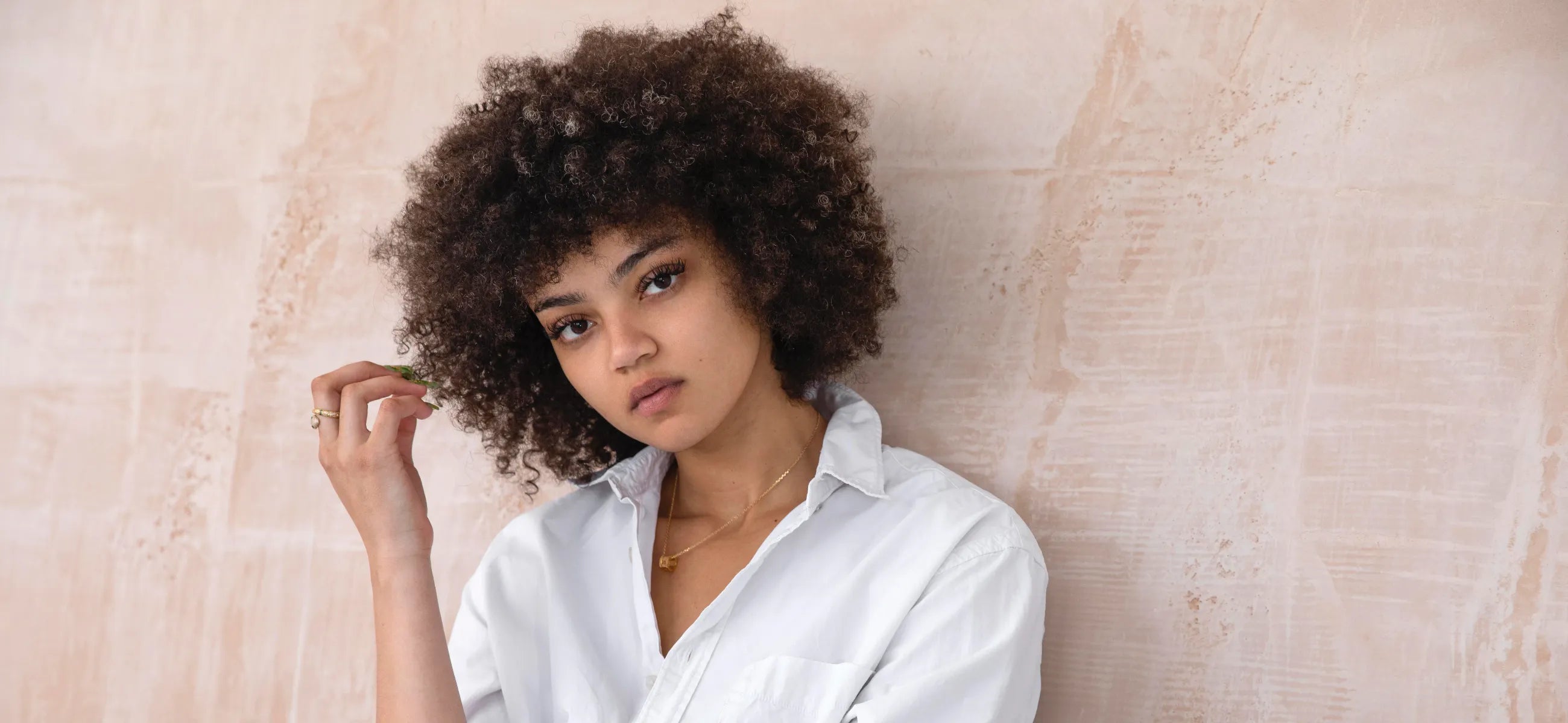 A comprehensive guide to air dry curly hair without frizz | Laifen Tech